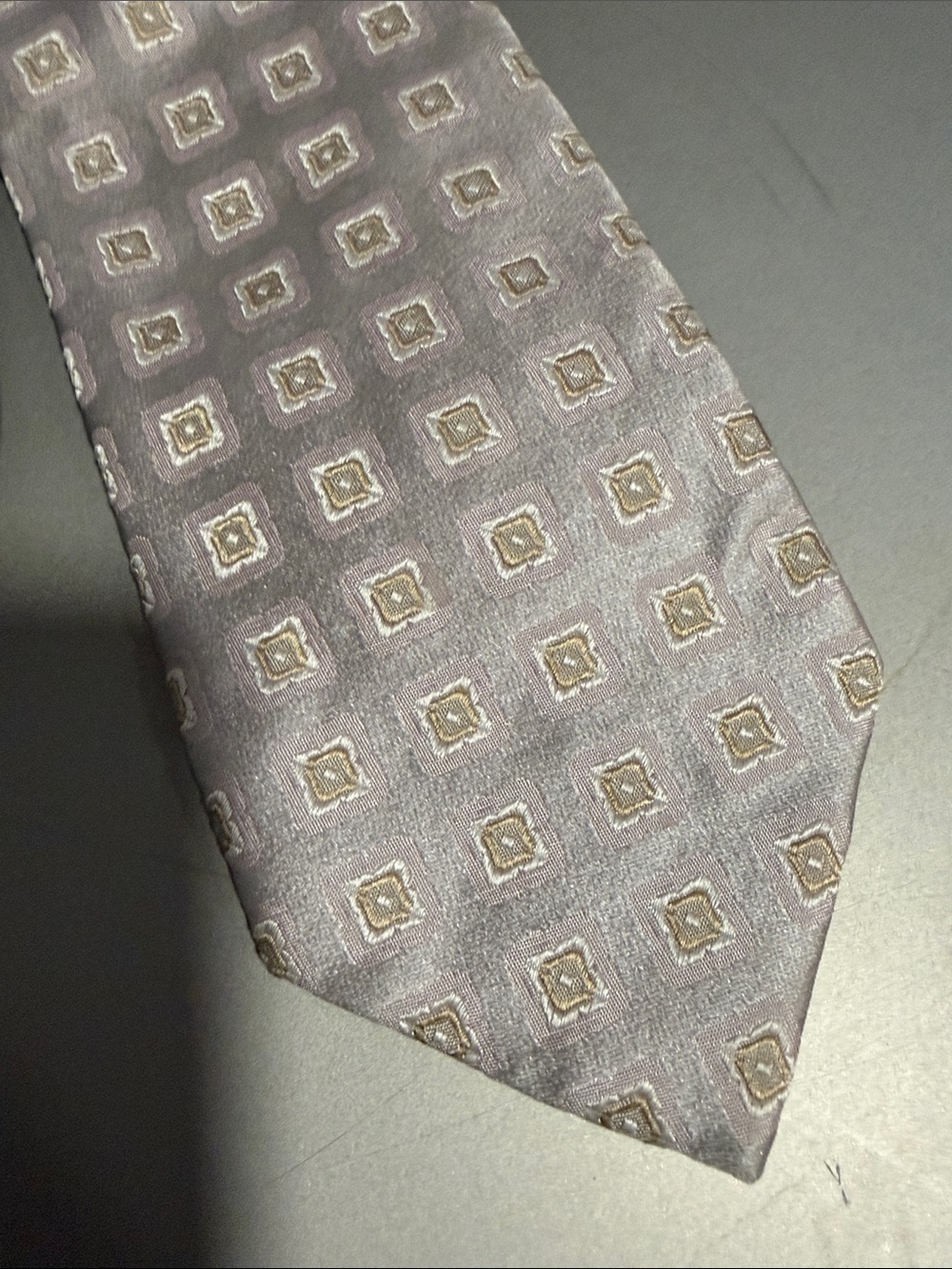 Hugo Boss Classic Men's Silk Tie in Light Gray with Geometric Motif